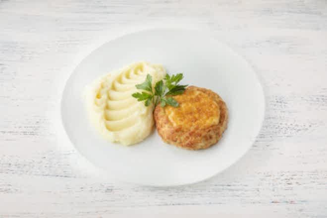 Мясная ватрушка с картофельным пюре в Пироговом Дворике