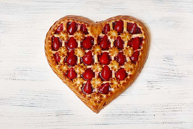 Пирог с клубникой в форме сердца в Пироговом Дворике