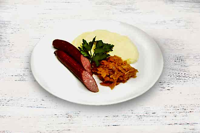 Колбаска охотничья с картофельным пюре и тушеной капустой в Пироговом Дворике