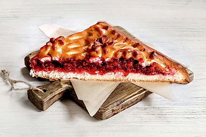 Пирог с яблоком и брусникой в Пироговом Дворике