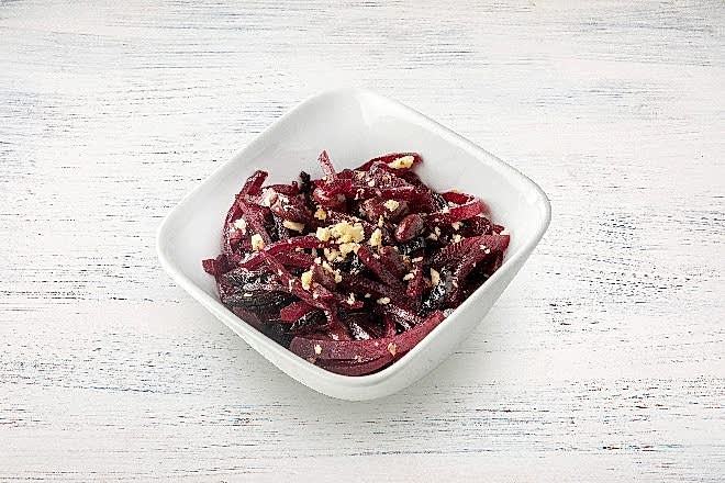 Салат со свеклой и черносливом в Пироговом Дворике