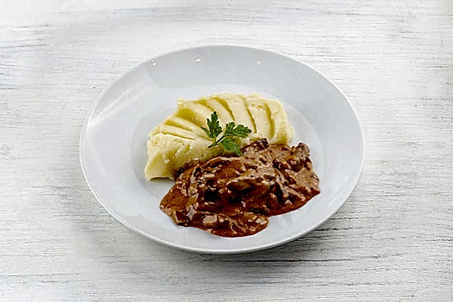 Бефстроганов с грибами и картофельным пюре в Пироговом Дворике