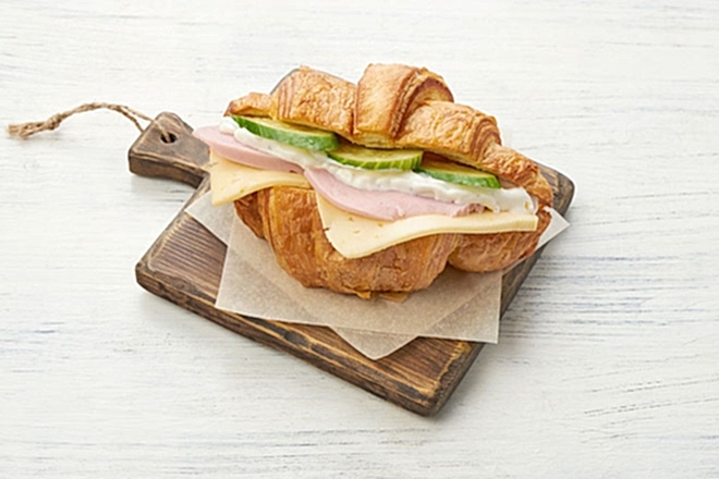 Круассан с ветчиной и сыром в Пироговом Дворике