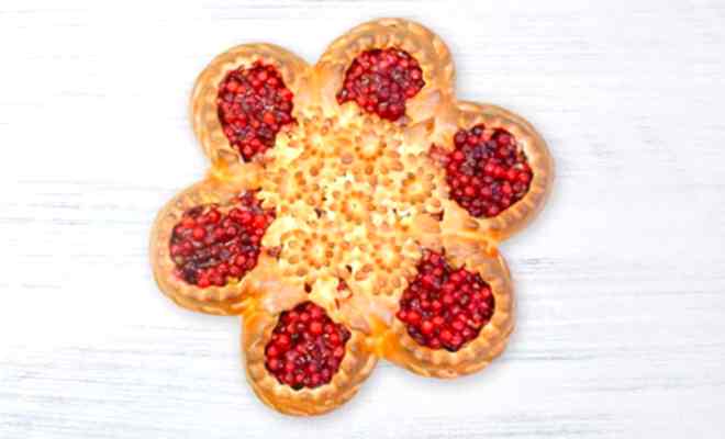 Пирог с яблоком и брусникой в форме ромашки в Пироговом Дворике