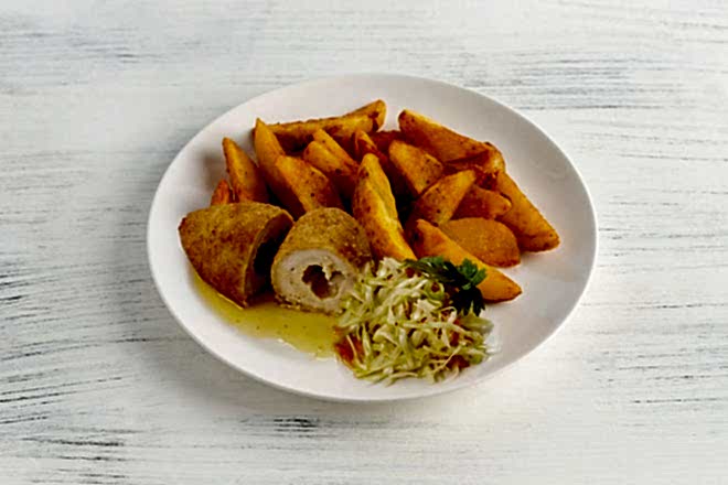 Котлета по-киевски с картофелем по-деревенски в Пироговом Дворике