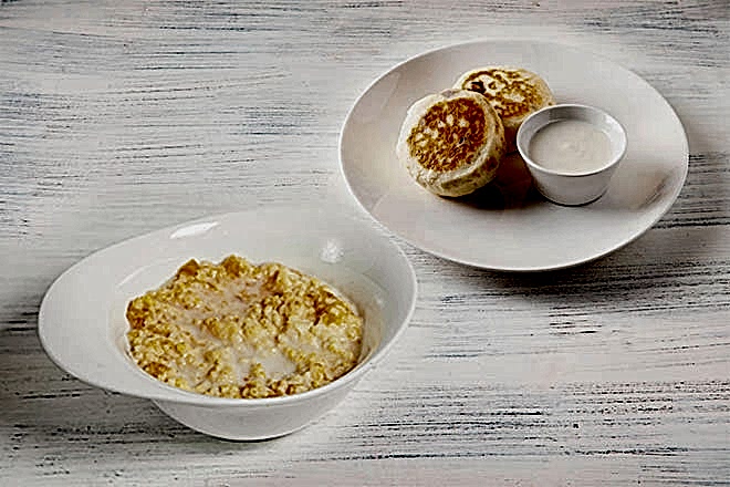 Завтрак с кашей и сырниками в Пироговом Дворике