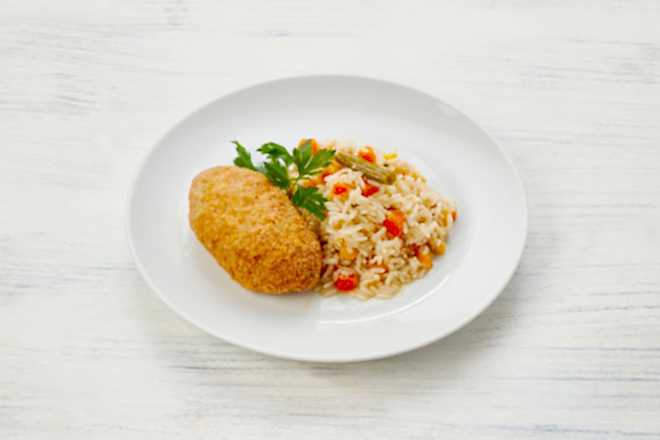Зраза из индейки с крем-чизом с рисом и овощами в Пироговом Дворике