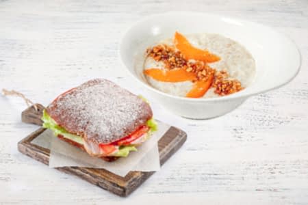 Завтрак с кашей и сэндвичем в Пироговом Дворике