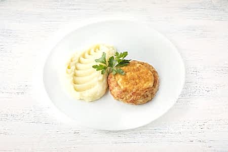 Мясная ватрушка с картофельным пюре в Пироговом Дворике