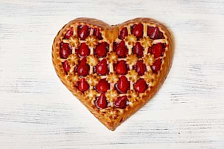 Пирог с клубникой в форме сердца в Пироговом Дворике