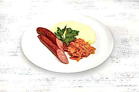 Колбаска охотничья с картофельным пюре и тушеной капустой в Пироговом Дворике