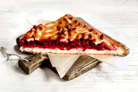 Пирог с яблоком и брусникой в Пироговом Дворике