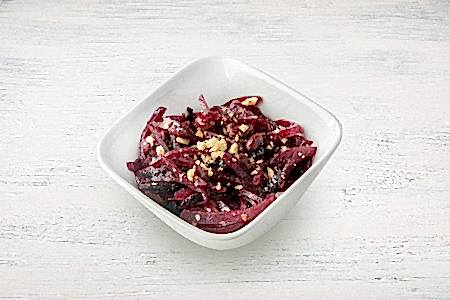 Салат со свеклой и черносливом в Пироговом Дворике