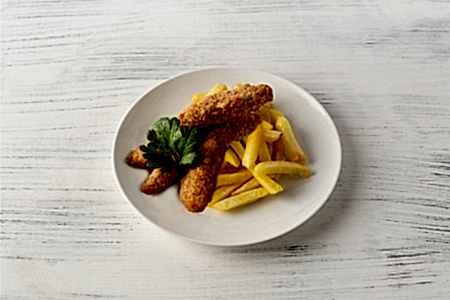 Наггетсы куриные с картофелем фри в Пироговом Дворике