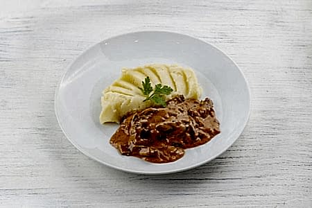 Бефстроганов с грибами и картофельным пюре в Пироговом Дворике