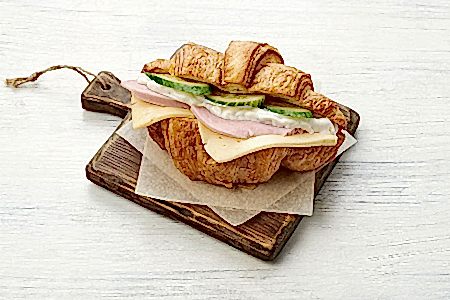 Круассан с ветчиной и сыром в Пироговом Дворике