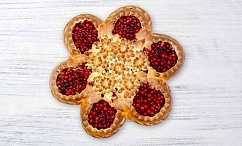 Пирог с яблоком и брусникой в форме ромашки в Пироговом Дворике