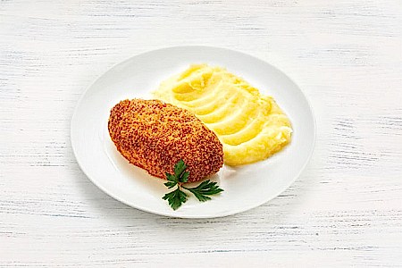Куриная котлета с сыром и зеленью и картофельным пюре в Пироговом Дворике