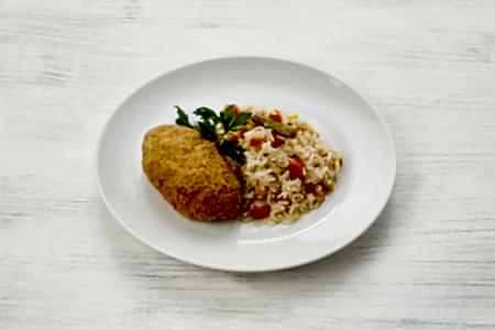 Зраза из индейки с крем-чизом с рисом и овощами в Пироговом Дворике